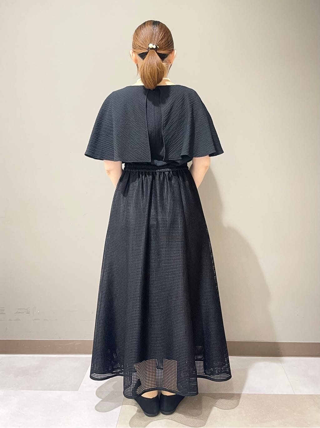 Tomoさんの「UNTITLED｜【洗える/ストレッチ性/フェミニン】ケープデザインブラウス」を使ったコーディネート