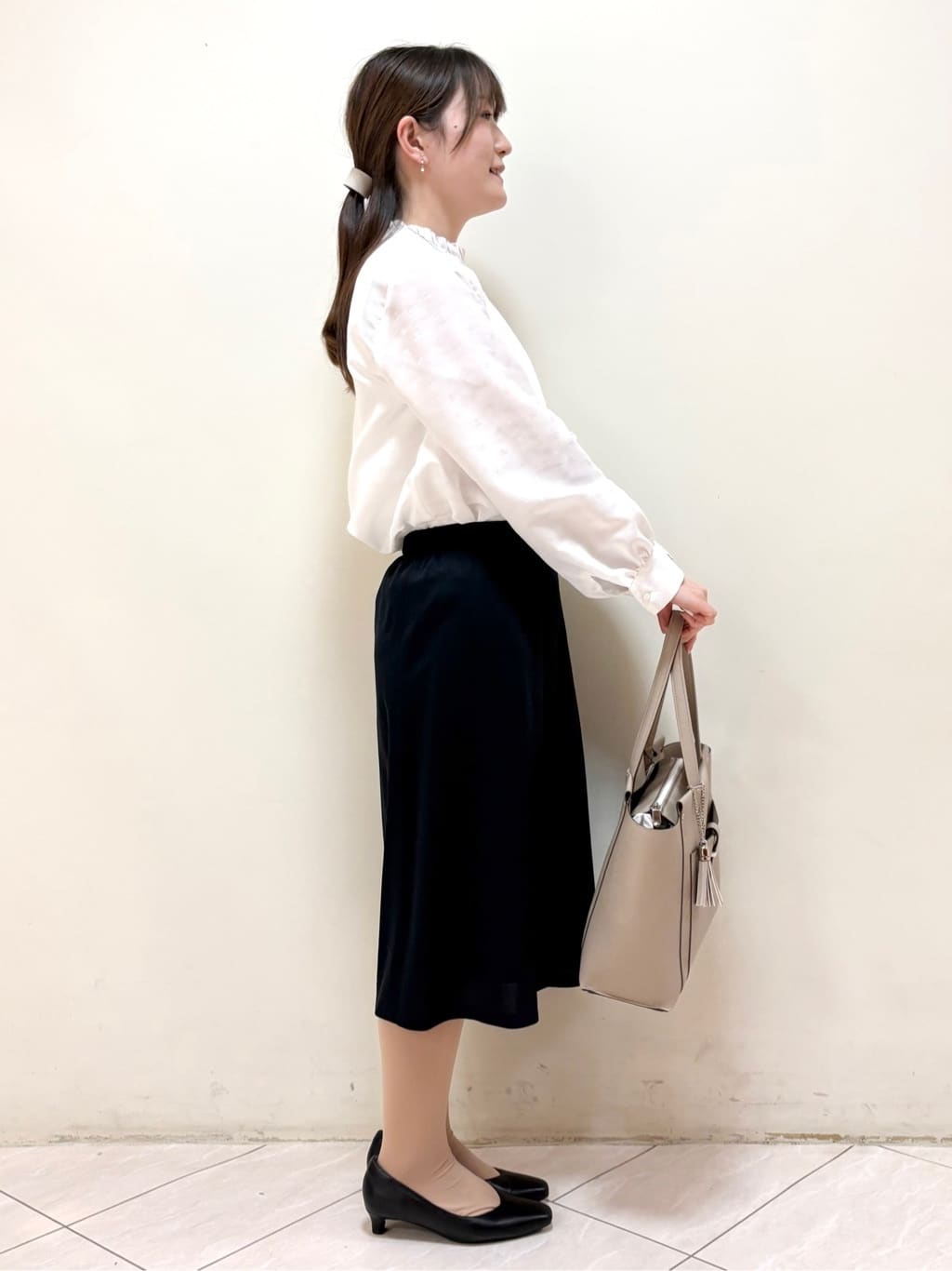 mikiさんの「Reflect｜【接触冷感】フリルネックサテンジャカードブラウス」を使ったコーディネート