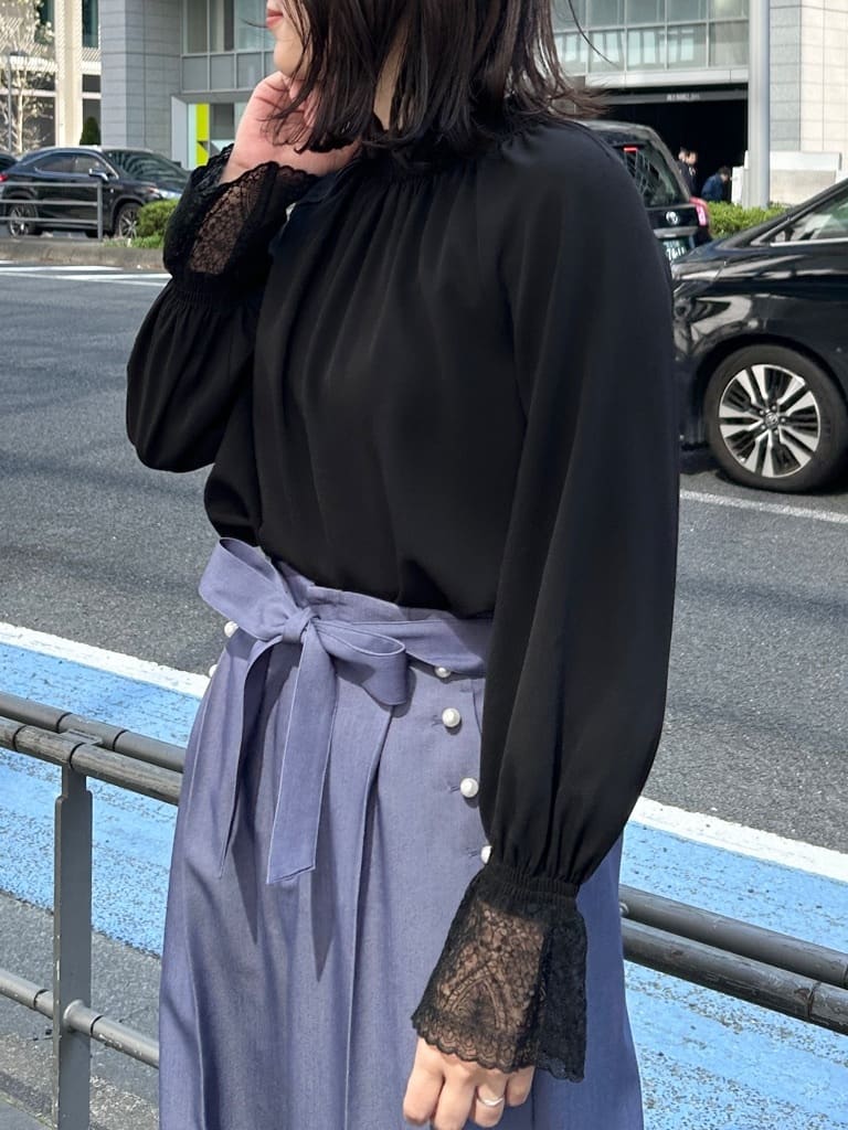 shinoさんの「Couture brooch｜【通勤・着映え】レースカフス ピコシャーリング バックリボンブラウス」を使ったコーディネート