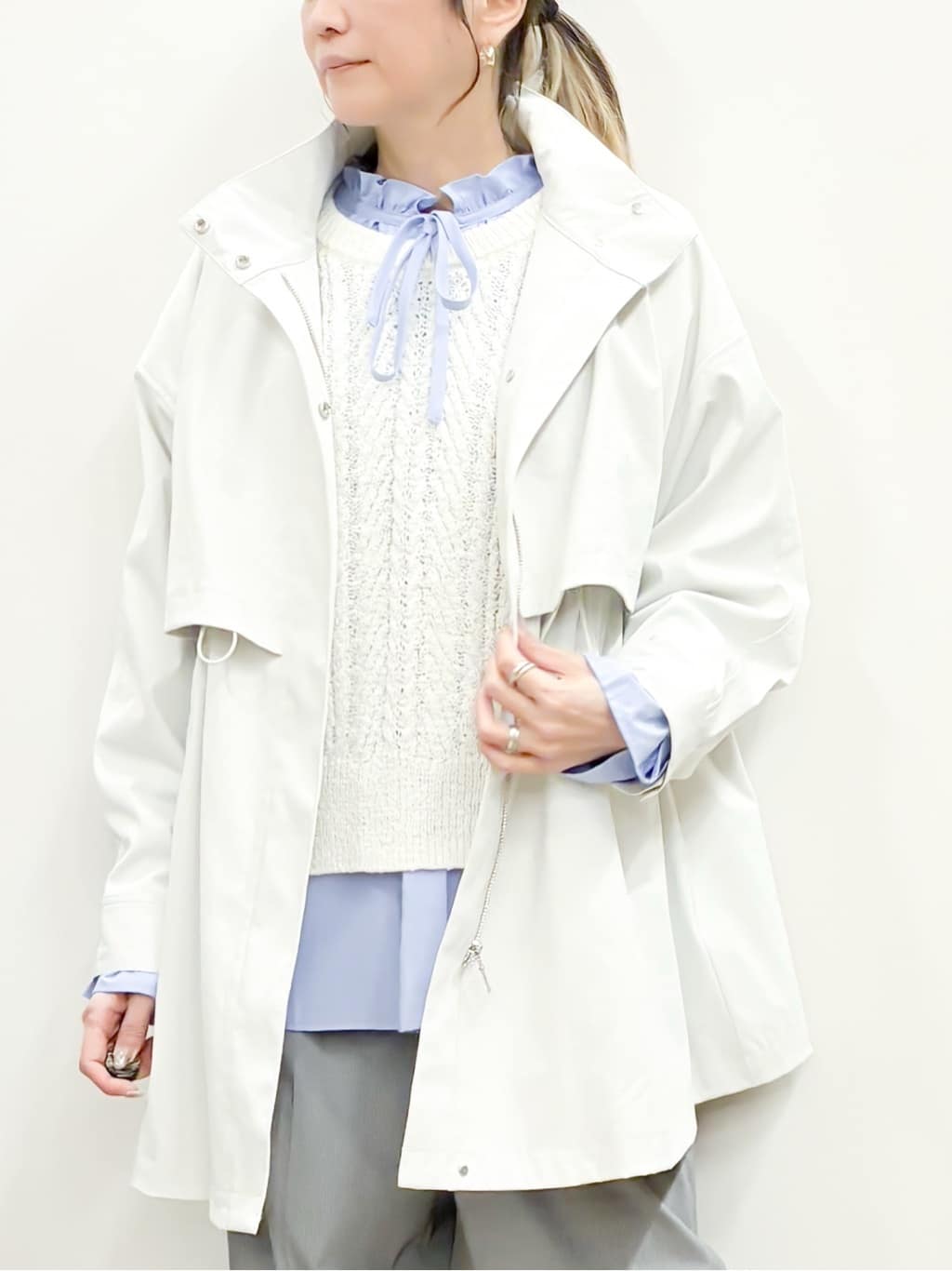 HATORIさんの「grove｜【撥水／シルエット2WAY】羽織るだけでサマになる、スタンドネックテントラインコート」を使ったコーディネート