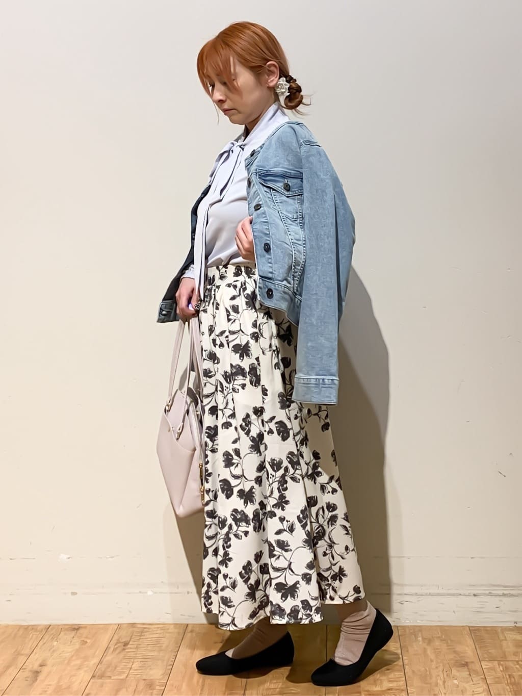 MEGさんの「SHOO･LA･RUE｜【洗濯機可/S-3L】リボンボウタイが魅力　大人の華やかブラウス」を使ったコーディネート