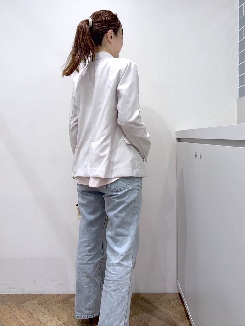 Junさんの「index｜【植草美幸先生が指南する好印象スタイル】《丈が選べる》ストレートデニムパンツ【洗濯機洗い可】」を使ったコーディネート