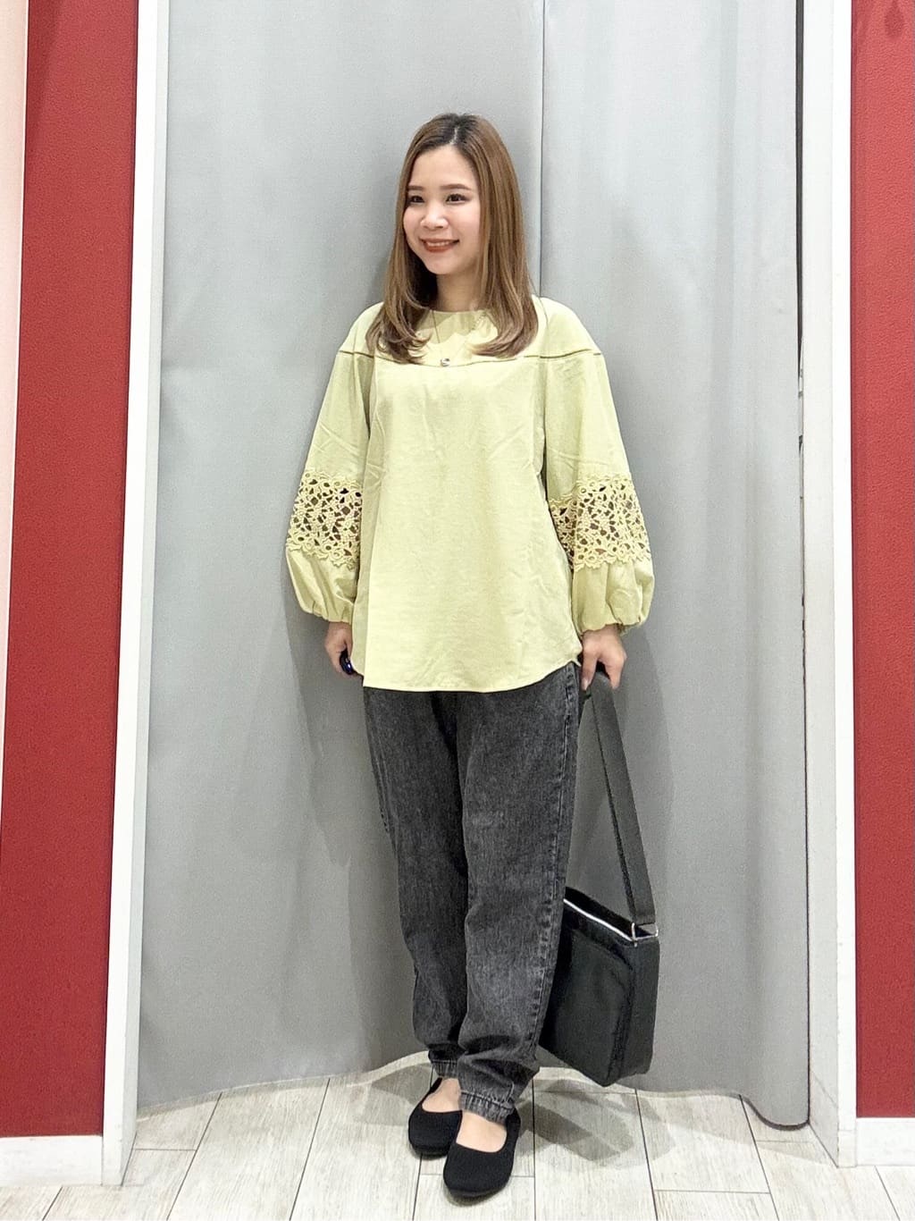 shioさんの「SHOO･LA･RUE｜【洗濯機可/7分袖】インせず着られる 透かし編み柄が上品な レース切替シャツ」を使ったコーディネート
