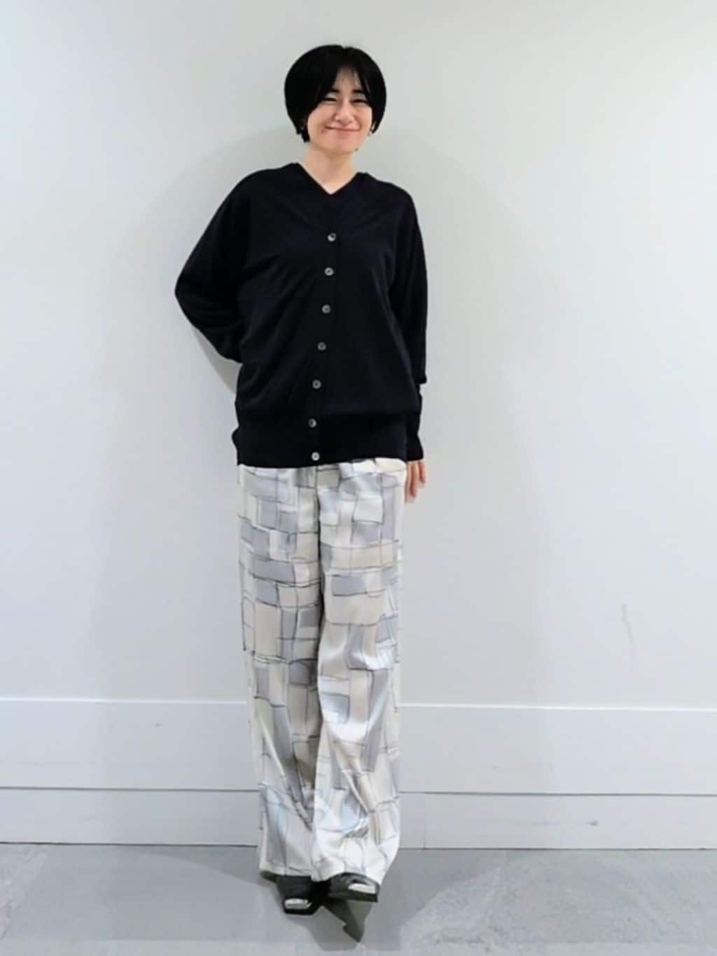 ミズタさんの「UNTITLED｜【アンサンブル可/洗える】シアーVネックニット」を使ったコーディネート