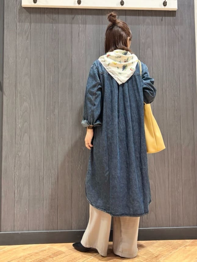 meiさんの「SHOO･LA･RUE｜【ライトオンスデニム/S-LL/体型カバー】首元すっきり ワンピにもなるロングデニムシャツ」を使ったコーディネート