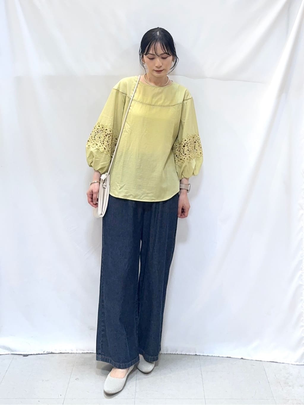 𝐇𝐢𝐫𝐨𝐦𝐢さんの「SHOO･LA･RUE｜【洗濯機可/7分袖】インせず着られる 透かし編み柄が上品な レース切替シャツ」を使ったコーディネート