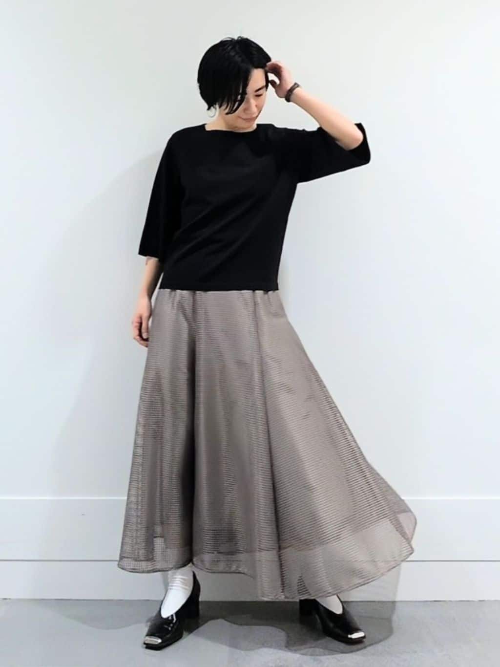 ミズタさんの「UNTITLED｜【洗える/清涼感】袖スリットニットプルオーバー」を使ったコーディネート