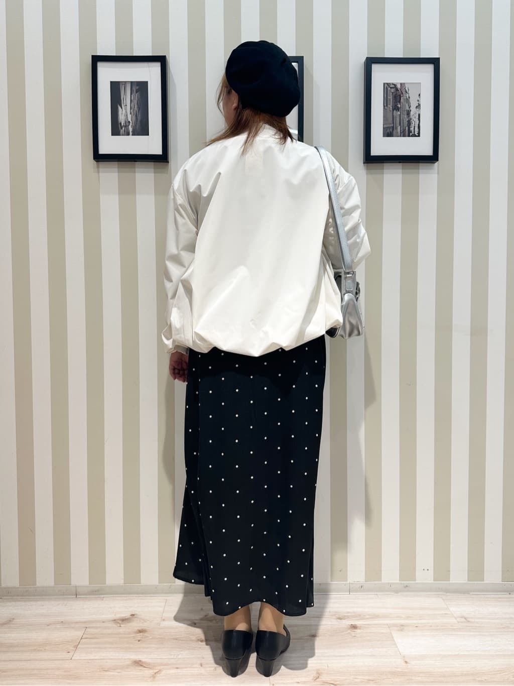 みさぼうさんの「SHOO･LA･RUE｜【防風/撥水/S-LL】お顔回りすっきり見え　Vネックバルーンブルゾン」を使ったコーディネート