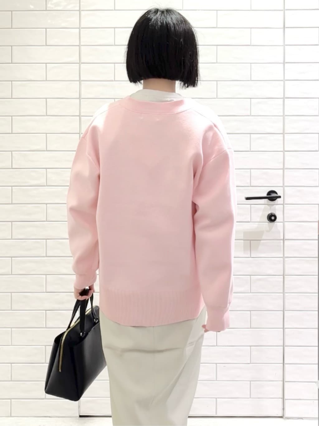 しおりさんの「OPAQUE.CLIP｜リラクシーロゴプリントTシャツ【洗濯機OK】」を使ったコーディネート