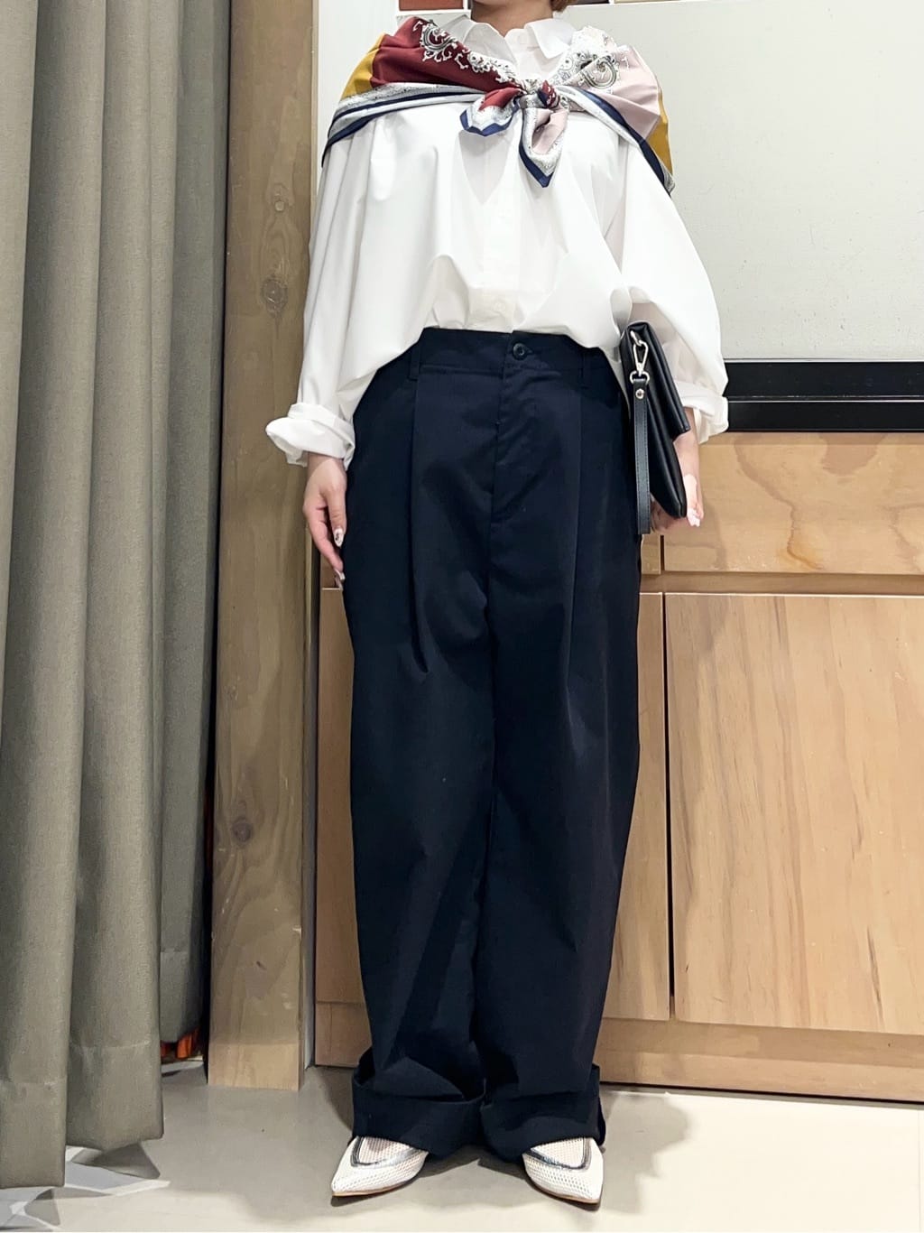 かのさんの「THE SHOP TK｜ゆったりシルエットで体型カバー ロングシャツ」を使ったコーディネート