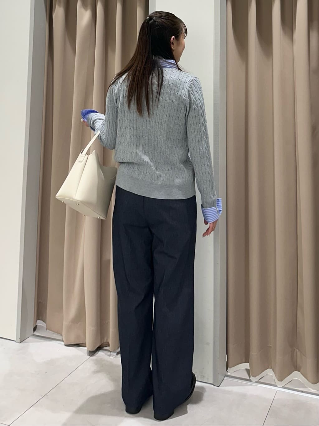cottonさんの「THE SHOP TK｜【1枚でスタイル決まる】シャツレイヤード風 襟付ケーブルニット」を使ったコーディネート