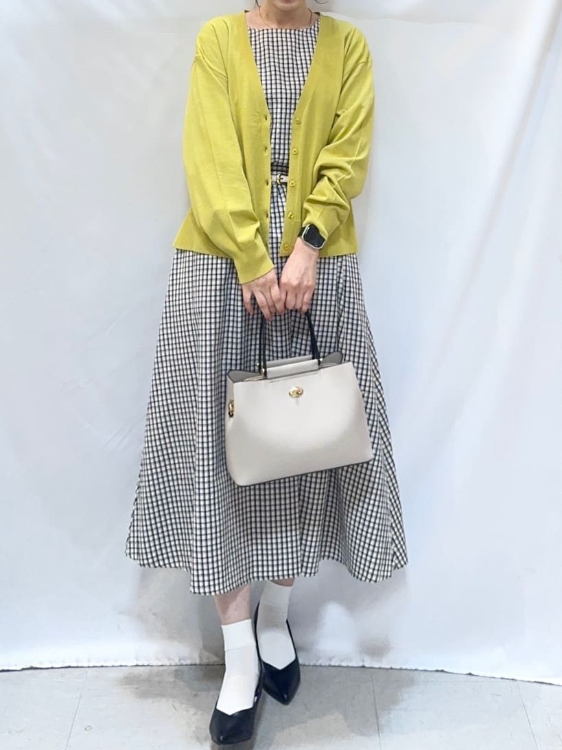 𝐇𝐢𝐫𝐨𝐦𝐢さんの「SHOO･LA･RUE｜【洗濯機可/UV】さらっとしたタッチが心地よい ショート丈 Vネックカーディガン」を使ったコーディネート