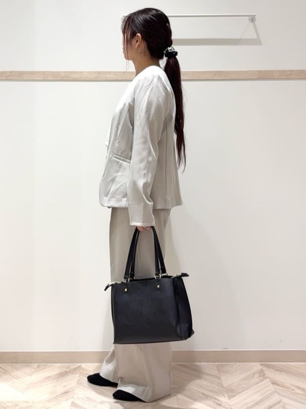 nanaさんの「SHOO･LA･RUE｜【洗濯機可/イージーケア/UV】パール調付きカットブラウス」を使ったコーディネート