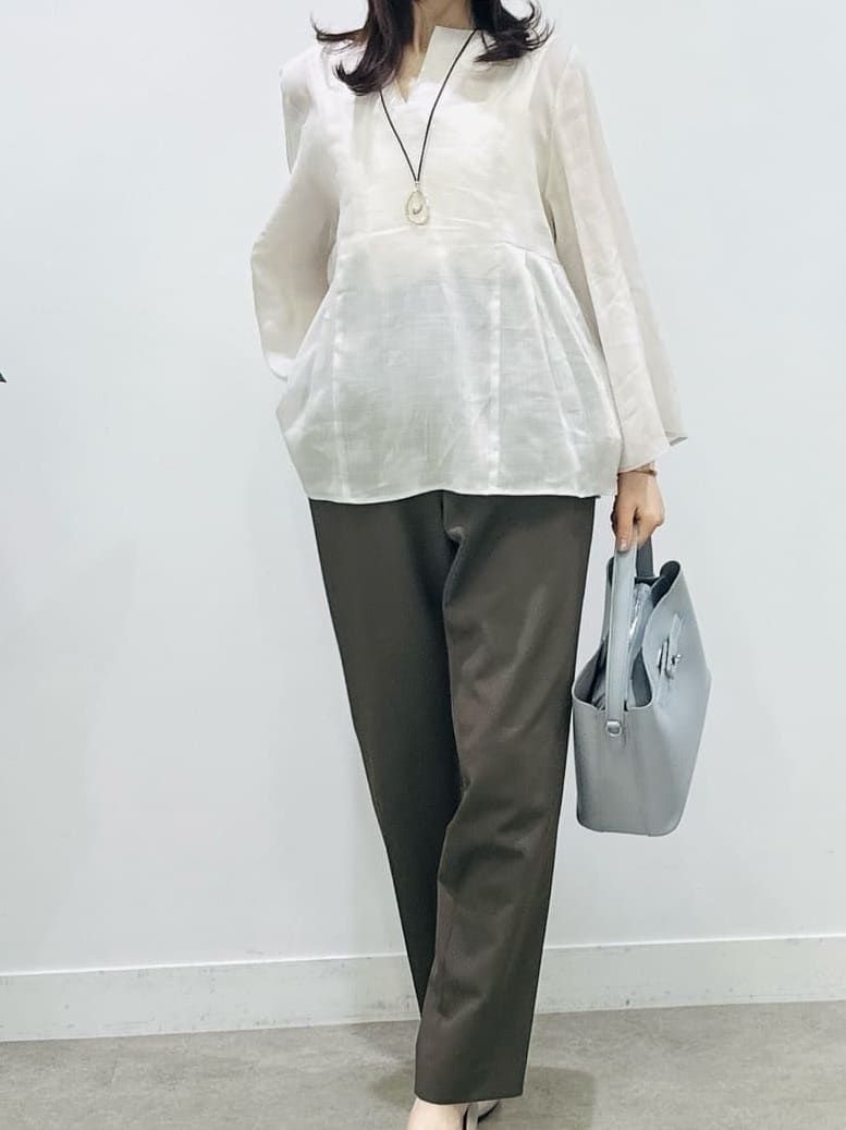 Miwaさんの「UNTITLED｜【接触冷感/麻混/洗える】ドライタッチキーネックブラウス」を使ったコーディネート