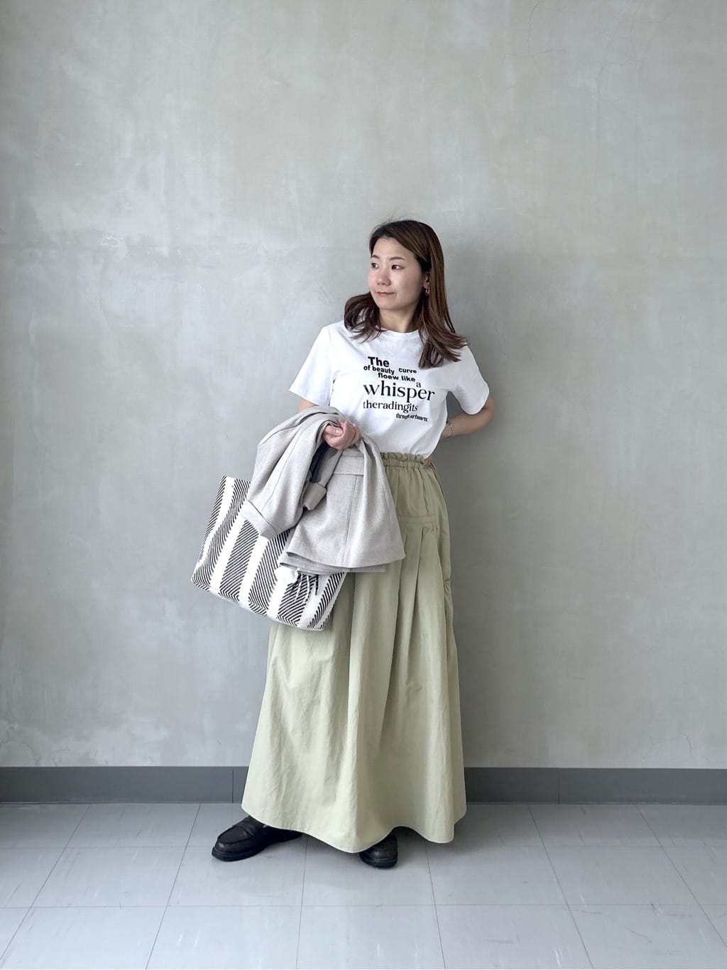 takaさんの「INDIVI｜メッセージプリントクルーネックTシャツ」を使ったコーディネート