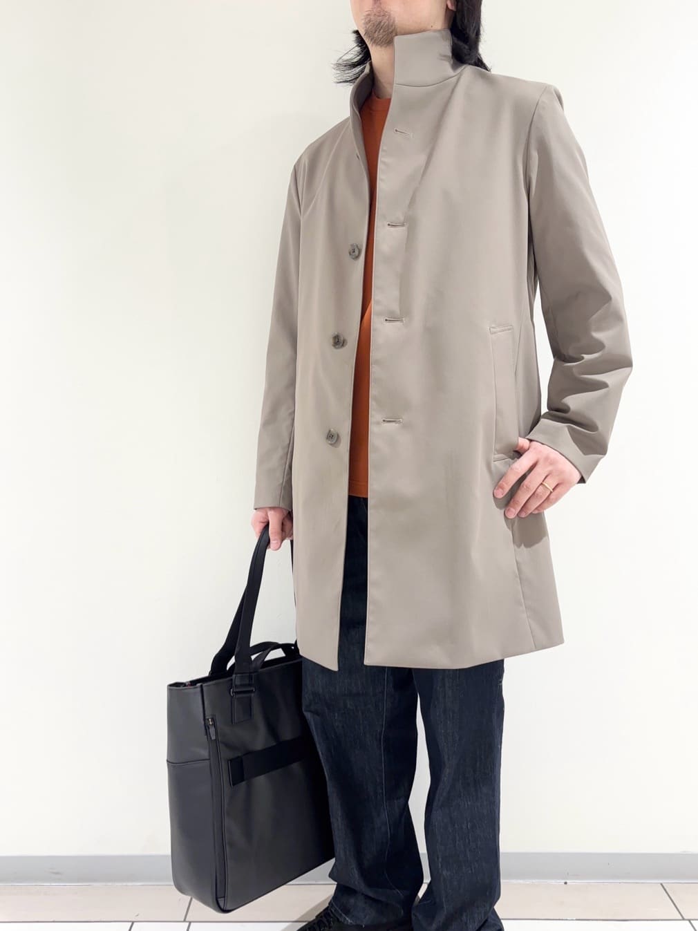及川さんの「TAKEO KIKUCHI｜撥水ツイル スタンドカラー コート」を使ったコーディネート