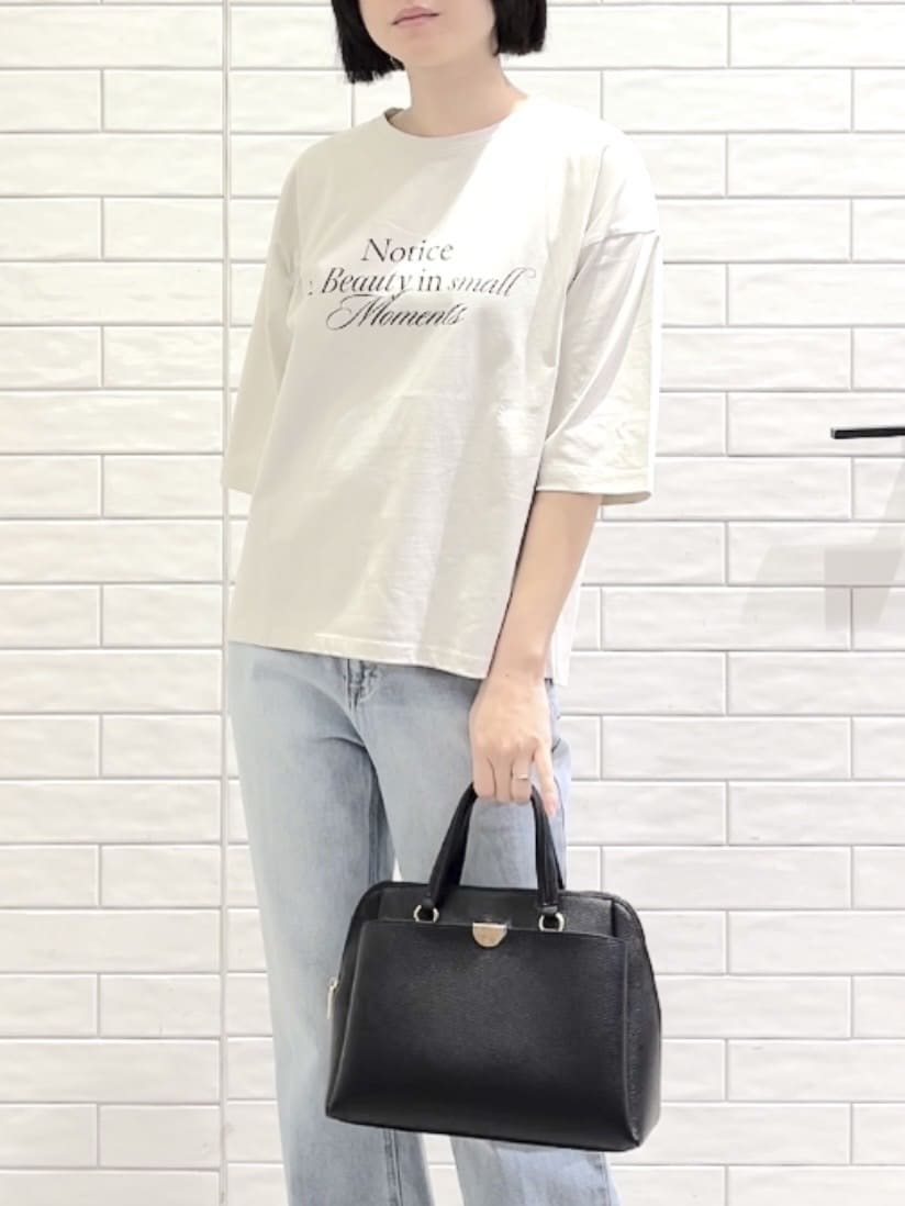 しおりさんの「OPAQUE.CLIP｜リラクシーロゴプリントTシャツ【洗濯機OK】」を使ったコーディネート