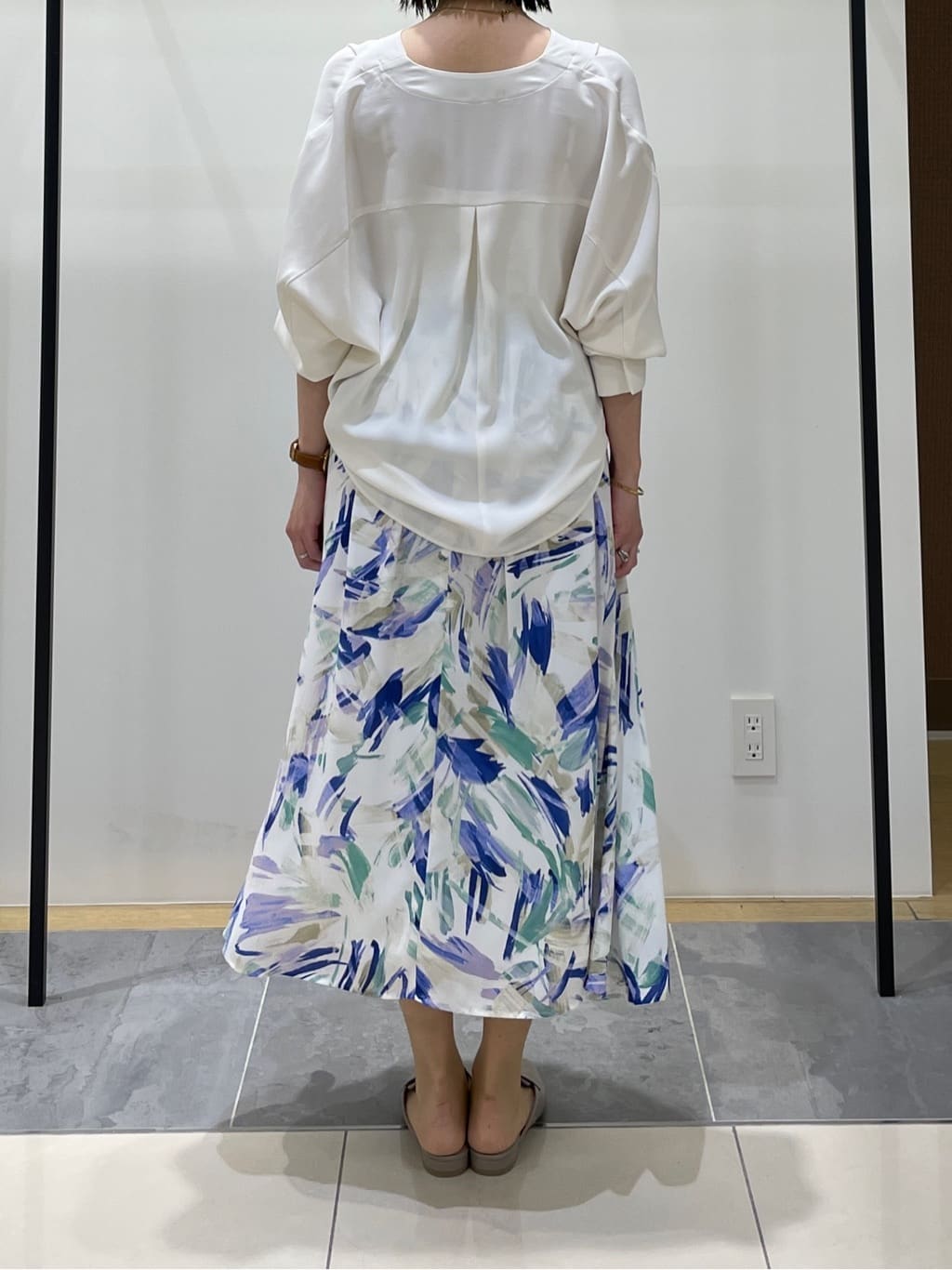 shihoさんの「INDIVI｜【洗える／UVケア／マットサテン】Vネックドルマンスリーブブラウス」を使ったコーディネート