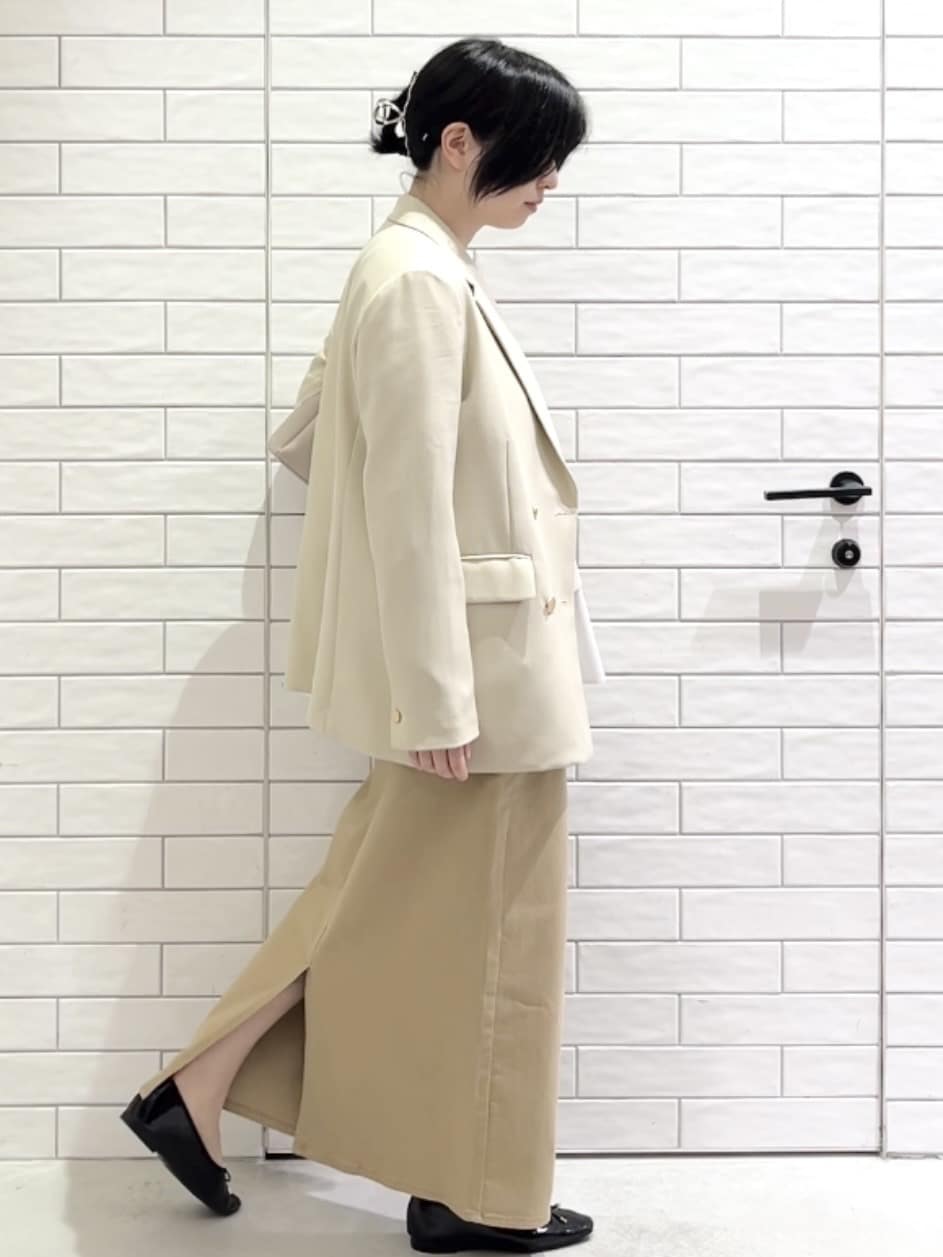 しおりさんの「OPAQUE.CLIP｜金ボタンダブルブレストテーラードジャケット／セットアップ対応【洗える】」を使ったコーディネート