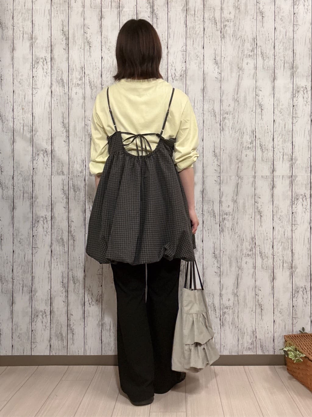 シカさんの「SHOO･LA･RUE｜【洗濯機可/体型カバー/S-LL】後ろ姿も抜かりない ギンガムチェック柄バルーンキャミチュニック」を使ったコーディネート