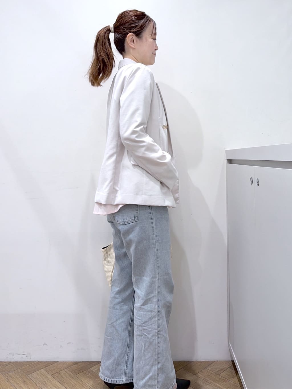 Junさんの「index｜【植草美幸先生が指南する好印象スタイル】《丈が選べる》ストレートデニムパンツ【洗濯機洗い可】」を使ったコーディネート