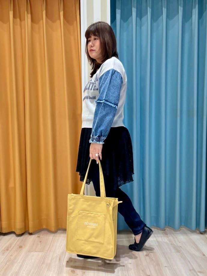 TUMU-TUMUさんの「SHOO･LA･RUE｜デニム袖切替ロゴニット」を使ったコーディネート