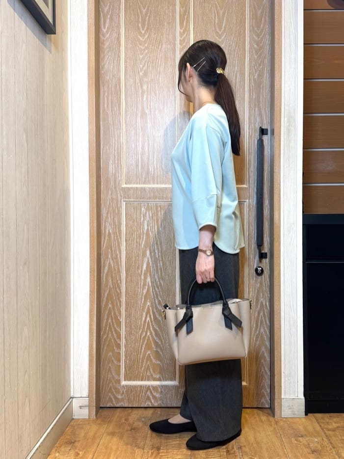 KAORIさんの「SHOO･LA･RUE｜【高レビュー/S-LL】穿くだけすっきりシルエット サイドボタン付き デニム風ワイドパンツ」を使ったコーディネート