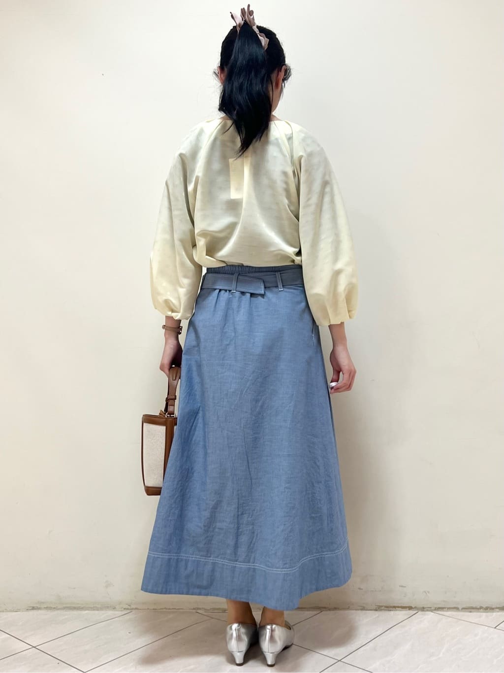 yanaさんの「Reflect｜【接触冷感】ボリュームスリーブサテンジャカードブラウス」を使ったコーディネート