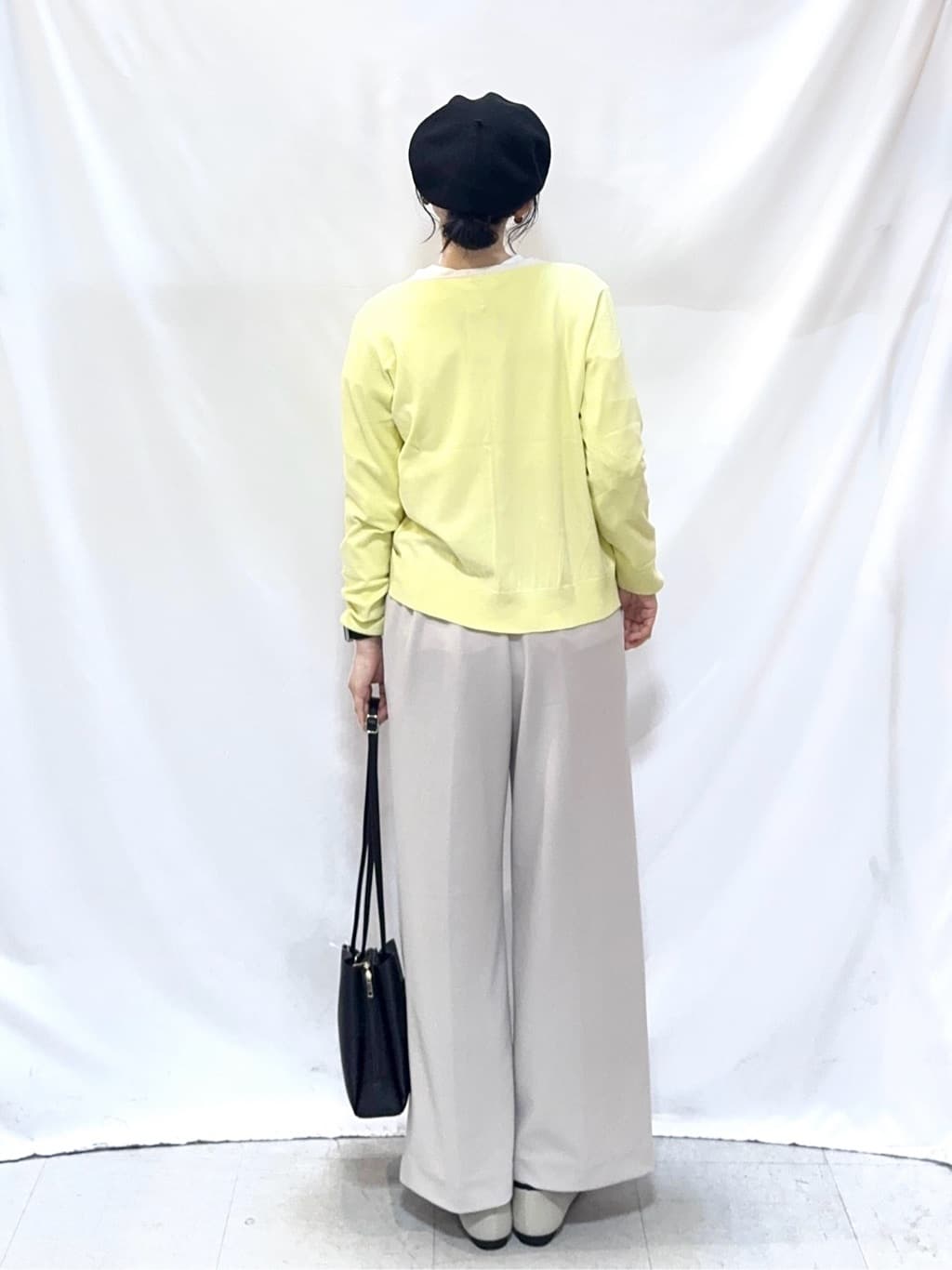𝐇𝐢𝐫𝐨𝐦𝐢さんの「SHOO･LA･RUE｜【洗濯機可/S-LL/アンサンブル可】パールボタンが上品　華やぎ配色カーディガン」を使ったコーディネート
