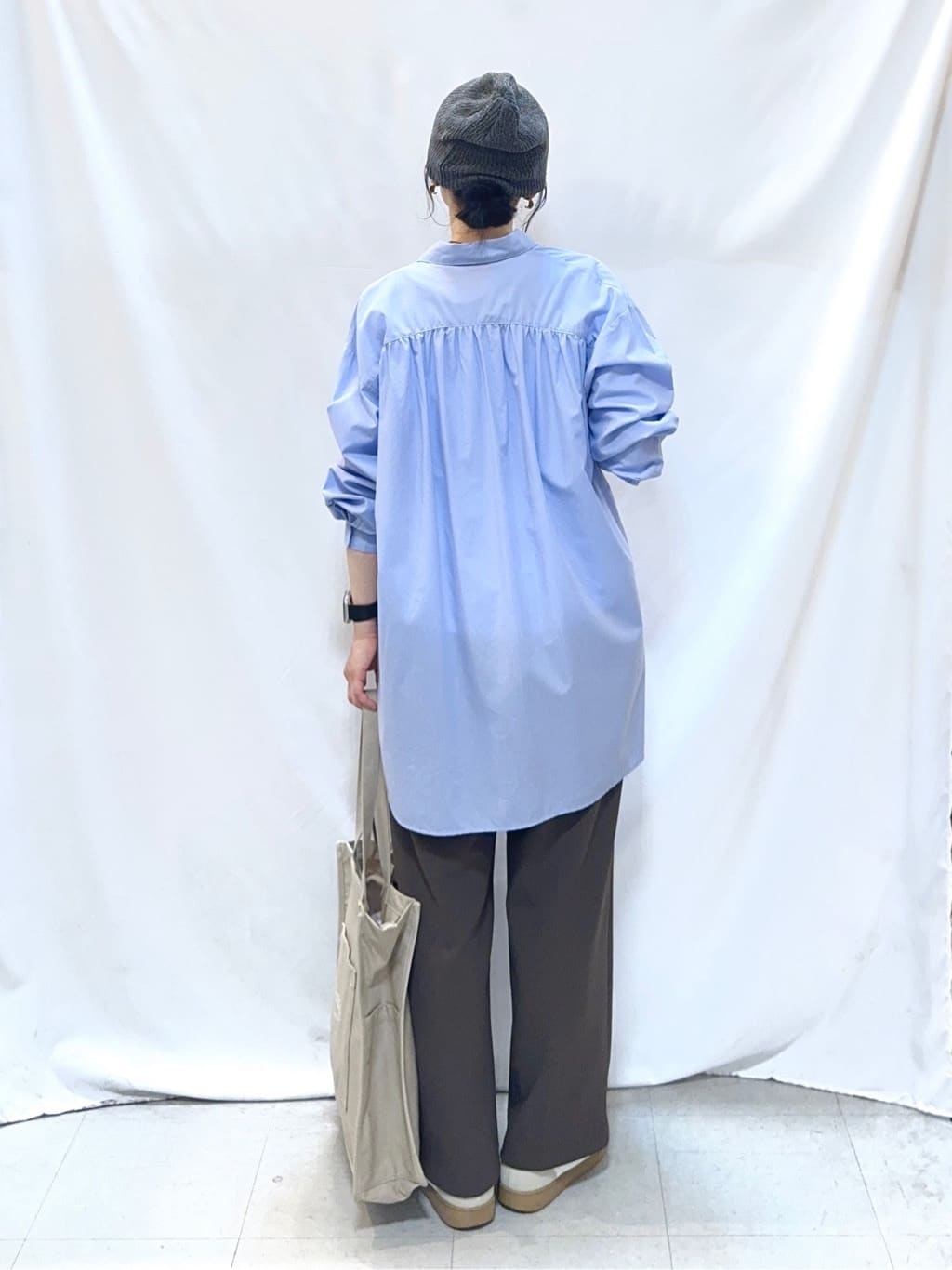 𝐇𝐢𝐫𝐨𝐦𝐢さんの「SHOO･LA･RUE｜【体型カバー】バックギャザーで魅せる オーバーサイズシャツ」を使ったコーディネート
