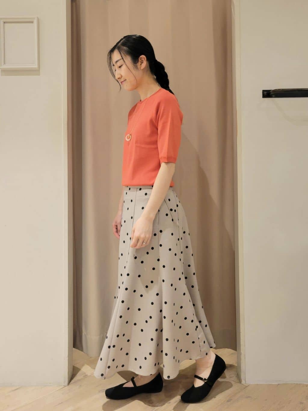 いそさんの「grove｜【シリーズ累計36万枚/UVカット・ひんやり・洗濯機OK】やわらかドライタッチ 五分袖クルーネックニ」を使ったコーディネート
