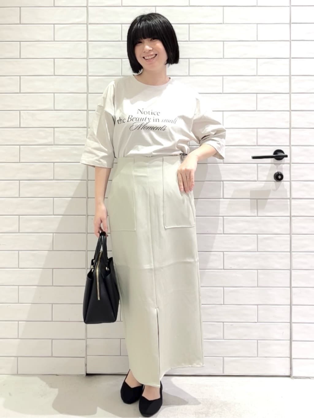 しおりさんの「OPAQUE.CLIP｜リラクシーロゴプリントTシャツ【洗濯機OK】」を使ったコーディネート