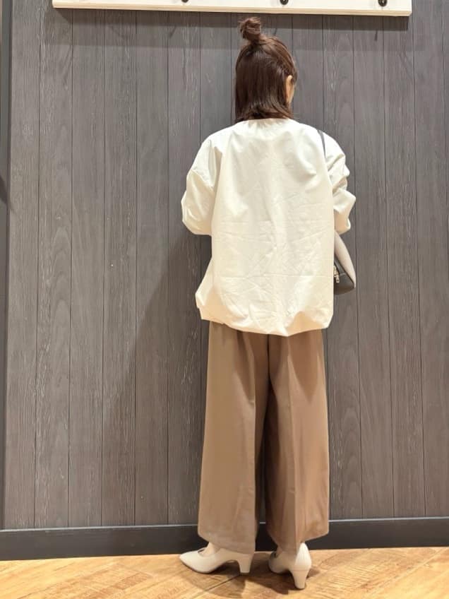 meiさんの「SHOO･LA･RUE｜【防風/撥水/S-LL】お顔回りすっきり見え　Vネックバルーンブルゾン」を使ったコーディネート