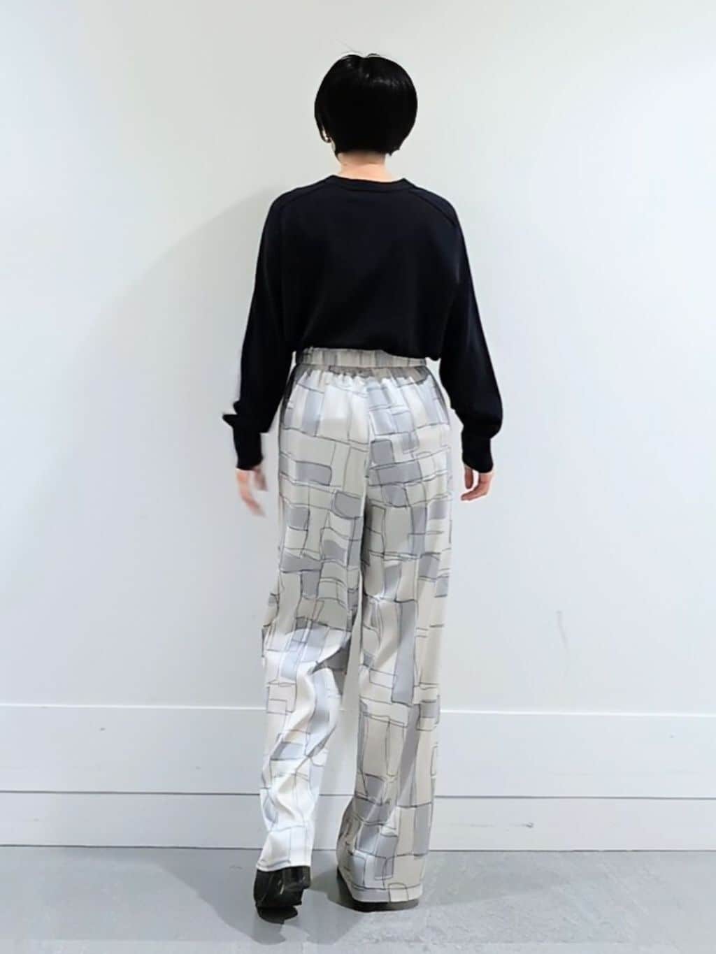 ミズタさんの「UNTITLED｜【アンサンブル可/洗える】シアーVネックニット」を使ったコーディネート