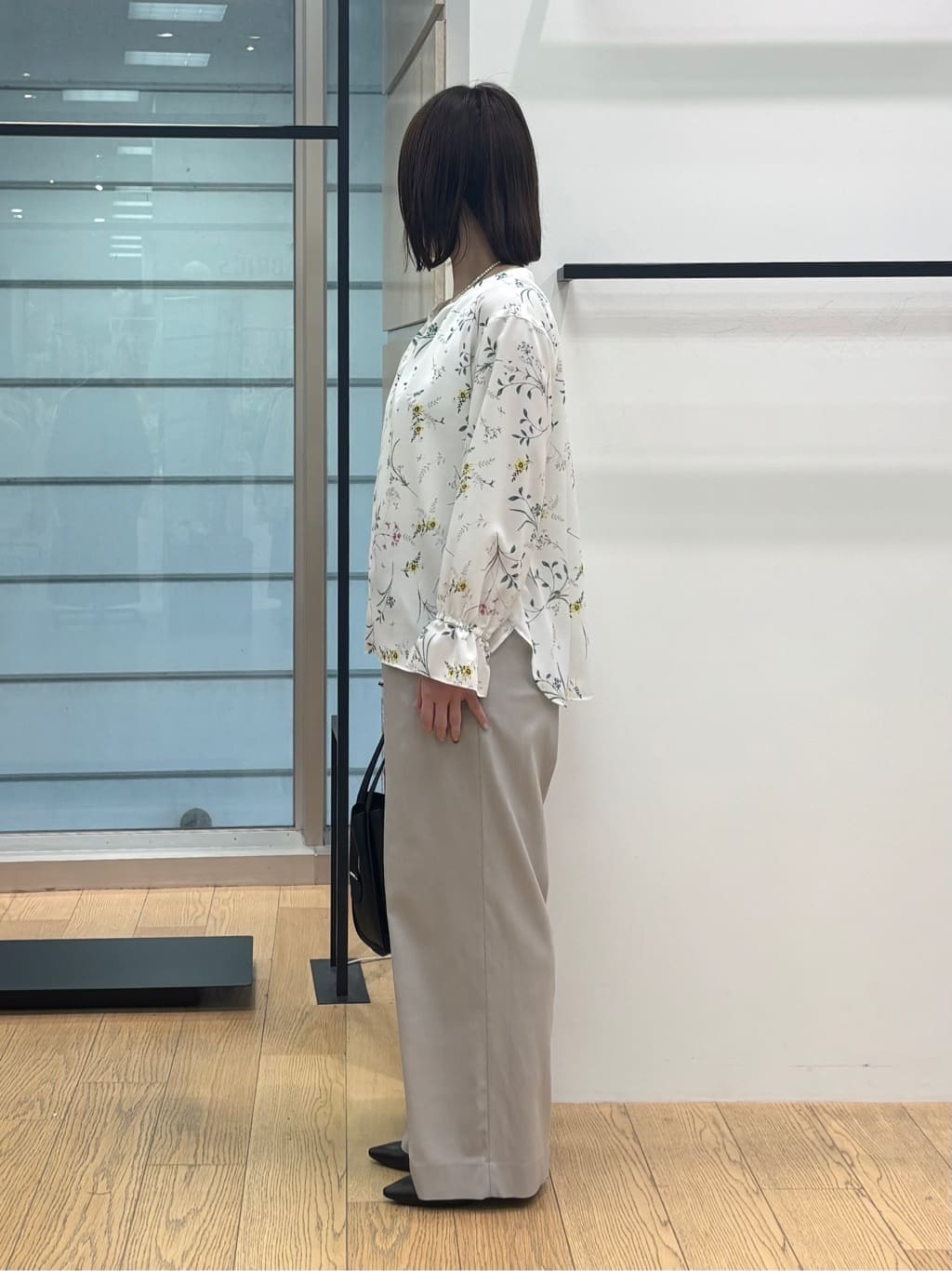 asamiさんの「INDIVI｜【SETUP可能】モダンフラワー柄キャンディスリーブブラウス」を使ったコーディネート
