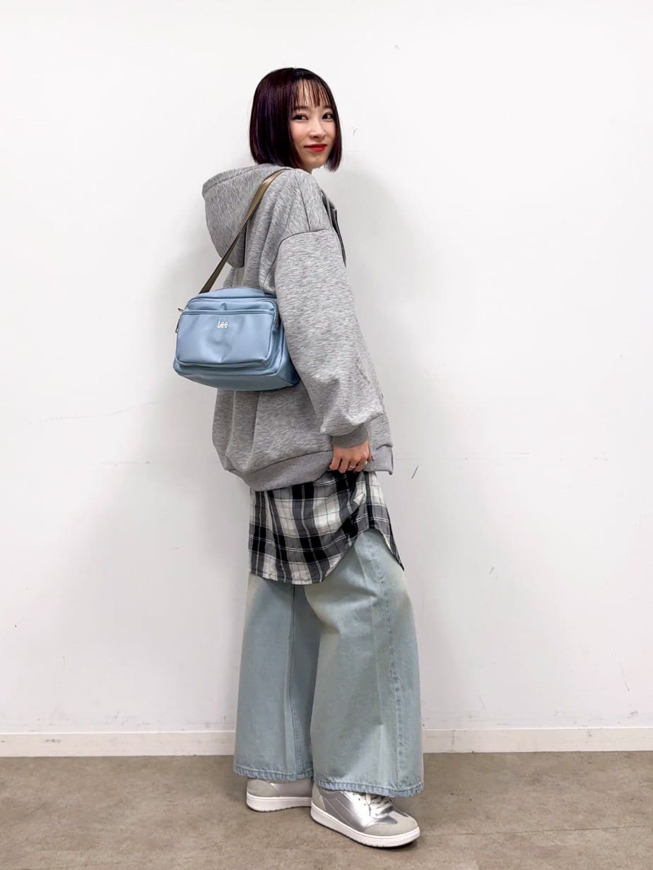 𝐜𝐡𝐢𝐤𝐚さんの「SHOO･LA･RUE｜【片手ではける】シンプルスニーカー」を使ったコーディネート