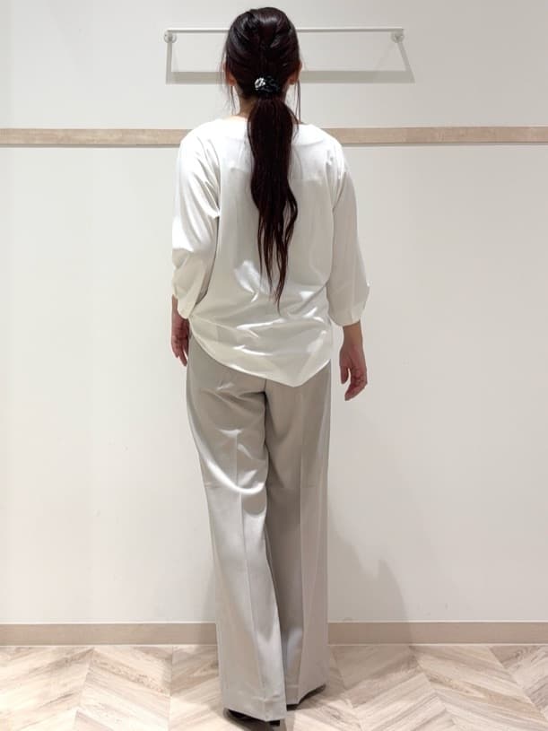nanaさんの「SHOO･LA･RUE｜【洗濯機可/イージーケア/UV】パール調付きカットブラウス」を使ったコーディネート