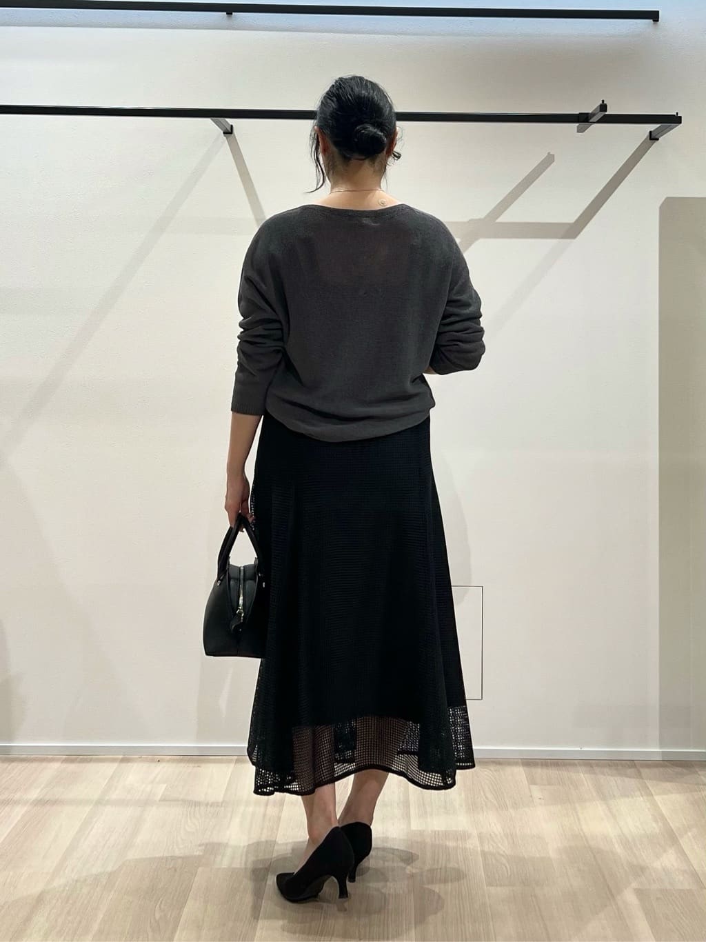 TOMOMIさんの「UNTITLED｜【8色展開/程よい透け感】ドライタッチボートネックニット」を使ったコーディネート