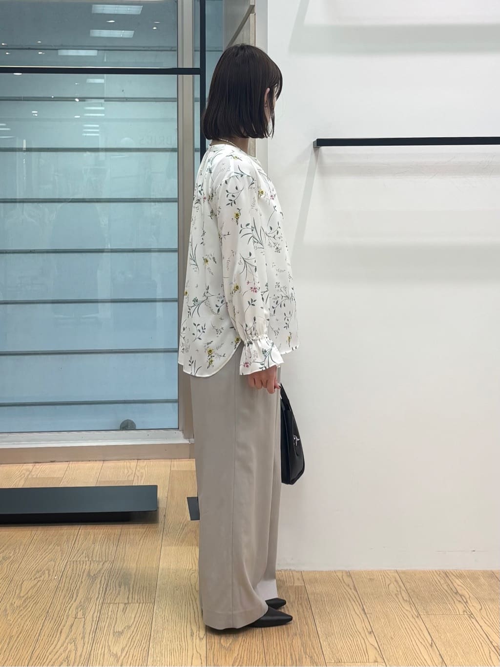 asamiさんの「INDIVI｜【SETUP可能】モダンフラワー柄キャンディスリーブブラウス」を使ったコーディネート