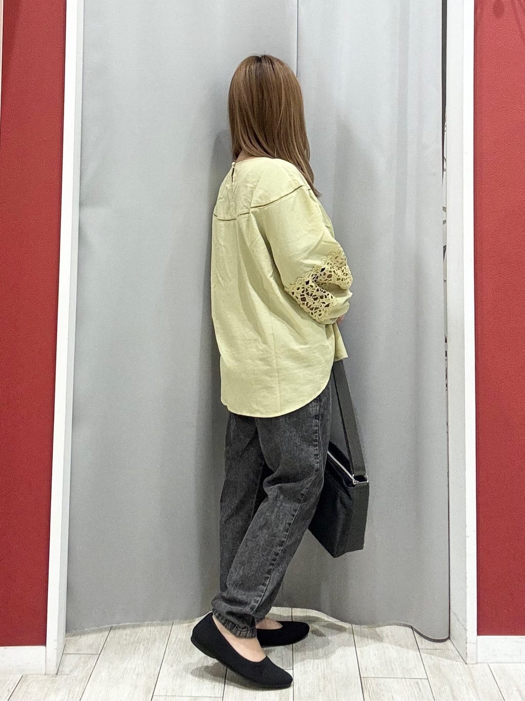 shioさんの「SHOO･LA･RUE｜【洗濯機可/7分袖】インせず着られる 透かし編み柄が上品な レース切替シャツ」を使ったコーディネート