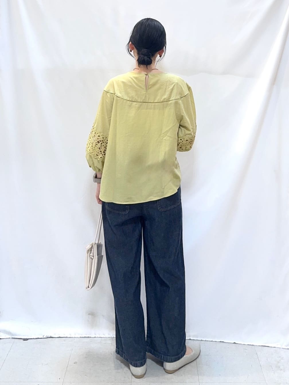 𝐇𝐢𝐫𝐨𝐦𝐢さんの「SHOO･LA･RUE｜【洗濯機可/7分袖】インせず着られる 透かし編み柄が上品な レース切替シャツ」を使ったコーディネート