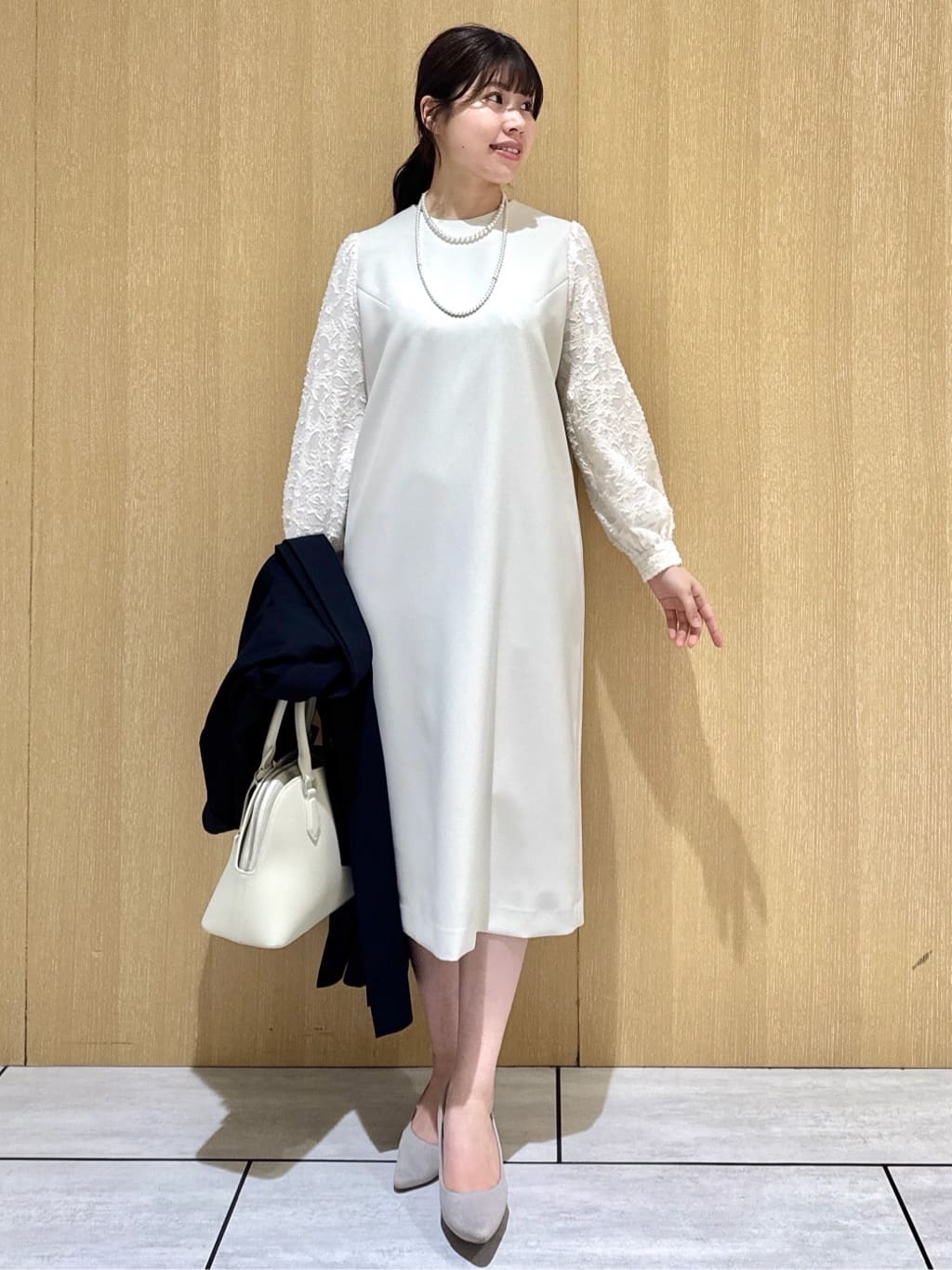 nanaさんの「UNTITLED｜◆【お呼ばれドレス/洗える】カットジャカードスリーブ ワンピース」を使ったコーディネート