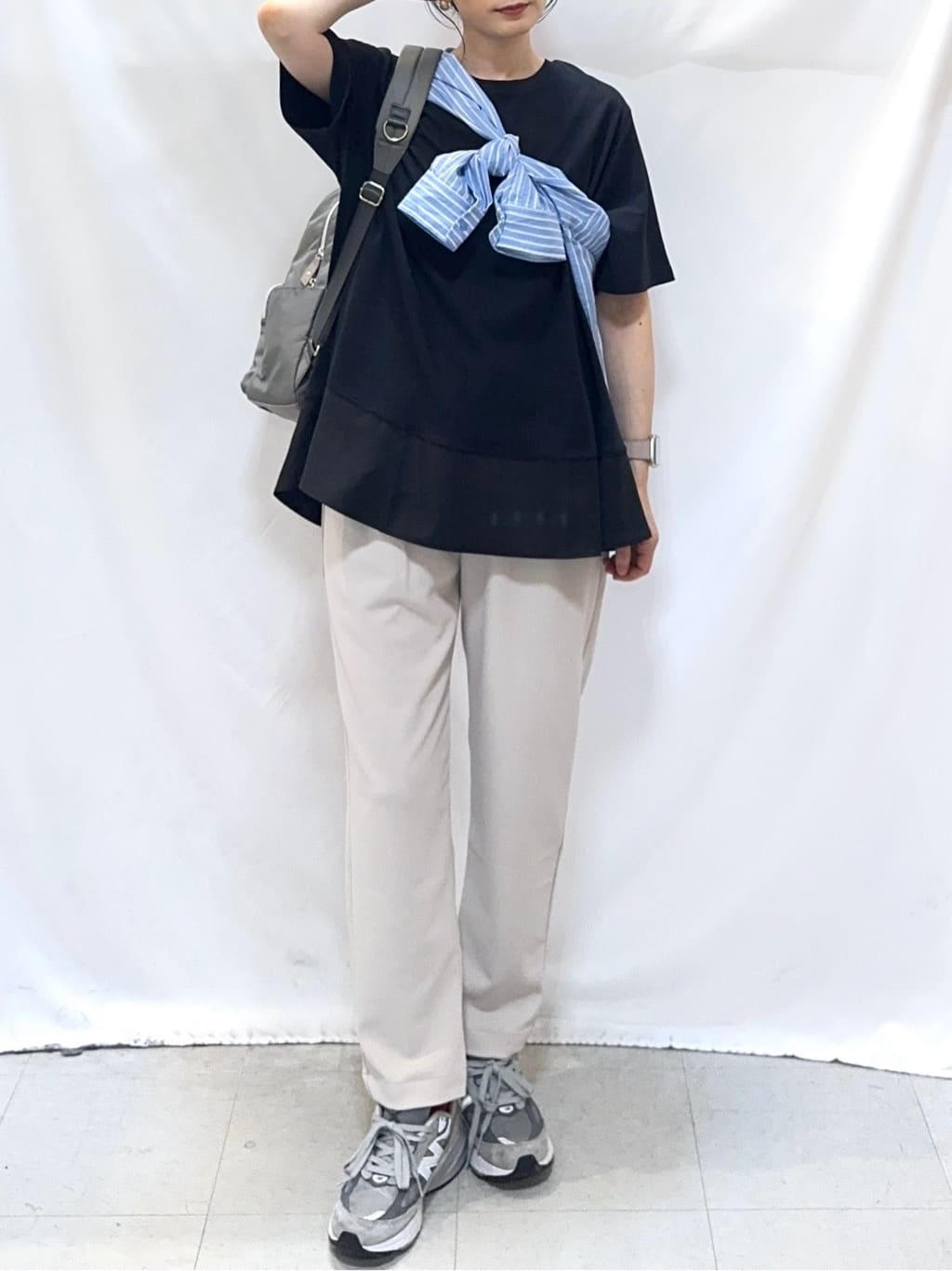 𝐇𝐢𝐫𝐨𝐦𝐢さんの「SHOO･LA･RUE｜【選べる色・柄/S-LL】通年使える レギュラーカラーシャツ」を使ったコーディネート