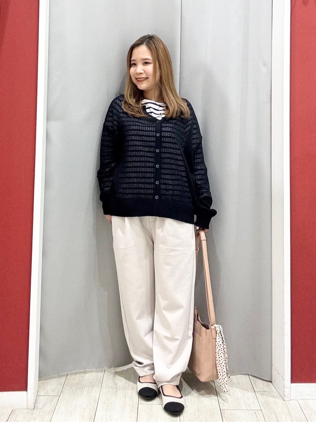 shioさんの「SHOO･LA･RUE｜【洗濯機可/S-LL】キーネックでお顔周りすっきり ざっくり編みカーディガン」を使ったコーディネート