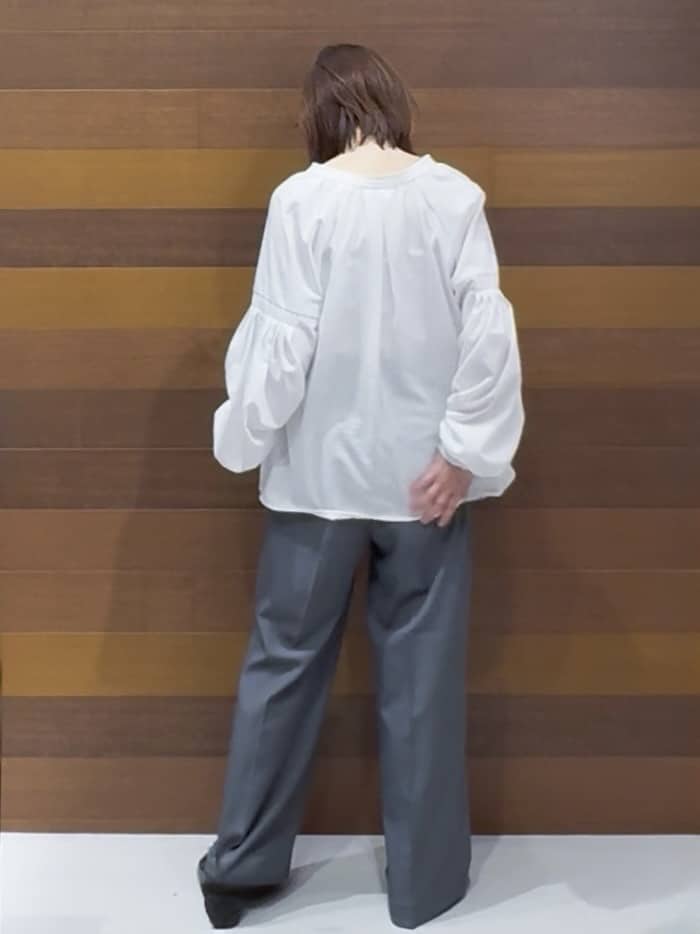 juunさんの「OPAQUE.CLIP｜スキッパーボリュームスリーブブラウス【洗濯機OK】」を使ったコーディネート