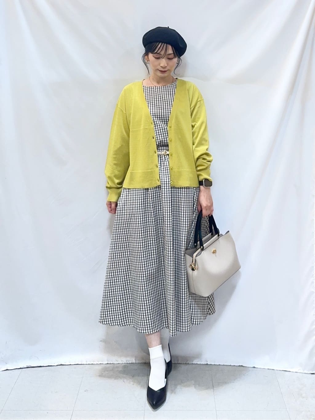 𝐇𝐢𝐫𝐨𝐦𝐢さんの「SHOO･LA･RUE｜【洗濯機可/UV】さらっとしたタッチが心地よい ショート丈 Vネックカーディガン」を使ったコーディネート