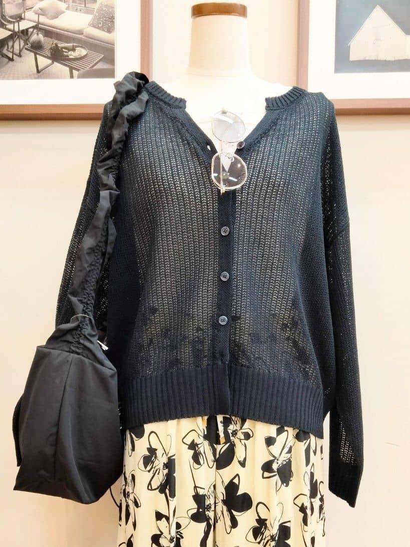 うっちーさんの「SHOO･LA･RUE｜【洗濯機可/S-LL】キーネックでお顔周りすっきり ざっくり編みカーディガン」を使ったコーディネート