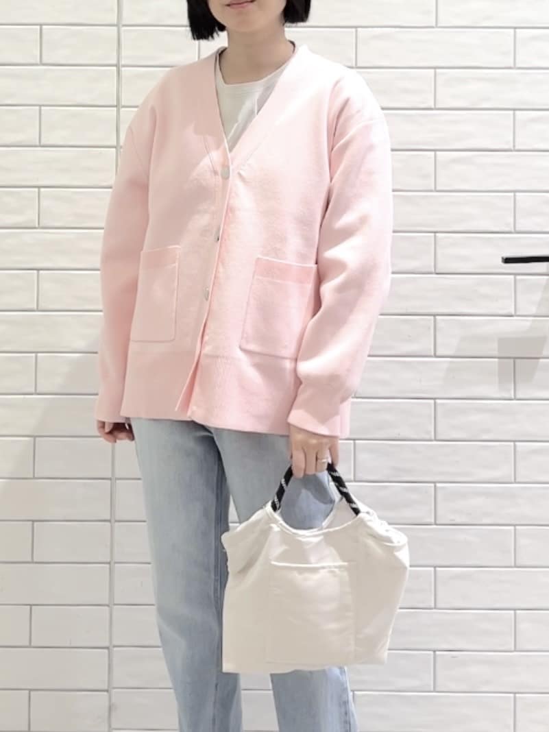 しおりさんの「OPAQUE.CLIP｜リラクシーロゴプリントTシャツ【洗濯機OK】」を使ったコーディネート