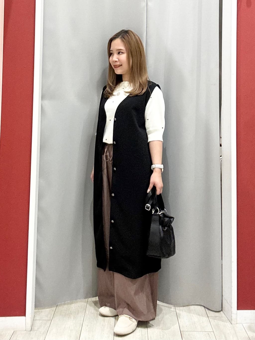 shioさんの「SHOO･LA･RUE｜【2点セット/洗濯機可/S-LL】ジレにもなるジャンスカ+5分袖Tシャツ」を使ったコーディネート