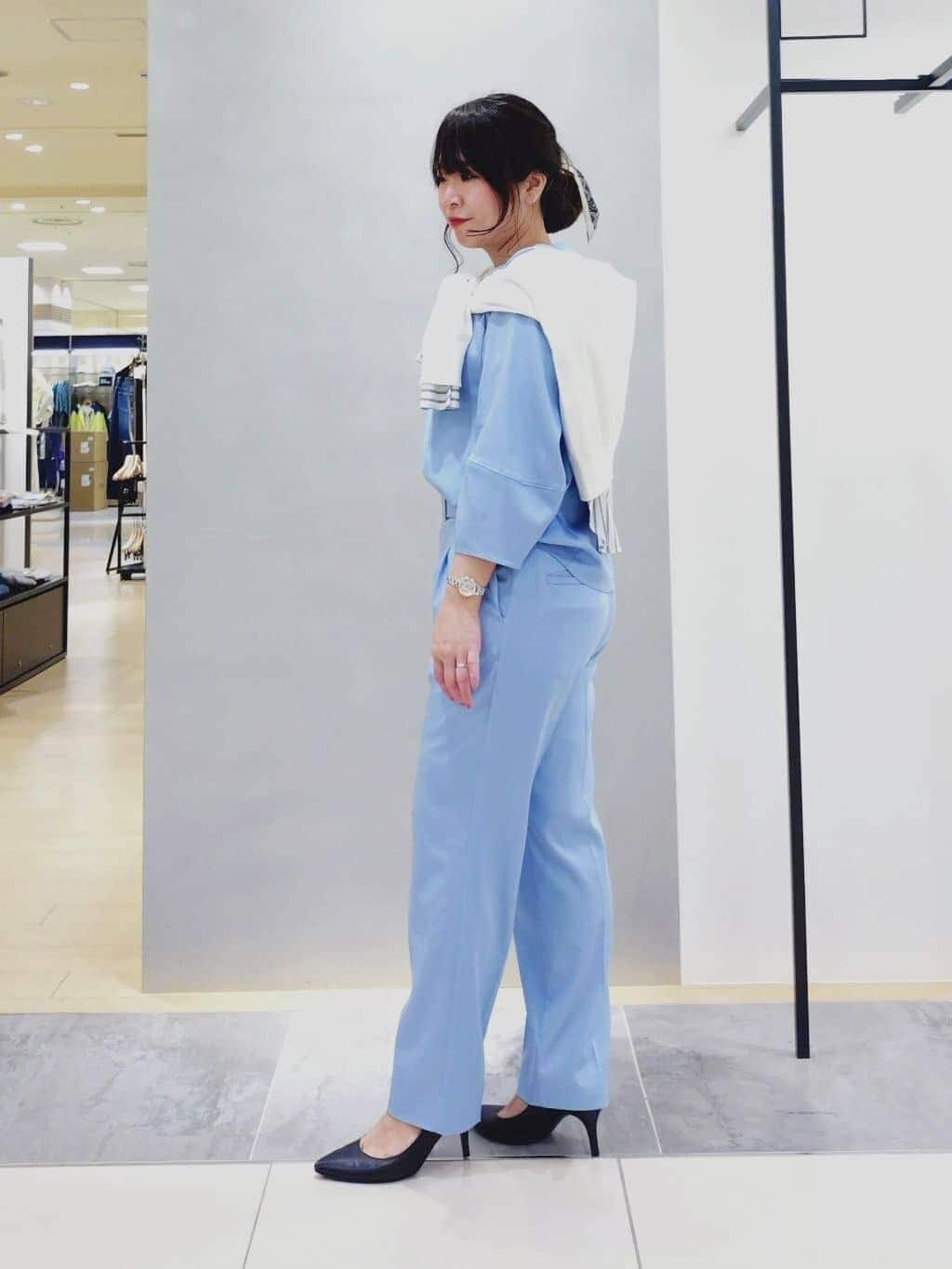 TOMOMIさんの「INDIVI｜【洗える／UVケア／SETUP可能】デニムライク ランタン袖ブラウス」を使ったコーディネート